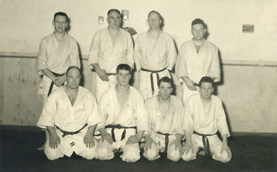 823698 Groepsportret van het judoteam van Sportschool van der Horst in de dojo Oudkerkhof 23A te Utrecht; links staand ...